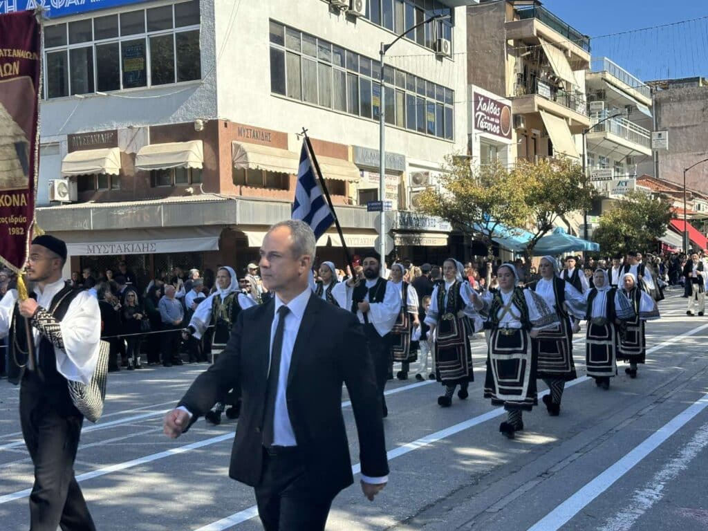 Παρέλαση 28ης Οκτωβρίου στα Τρίκαλα: Υπερηφάνεια, ήλιος και χαμόγελα