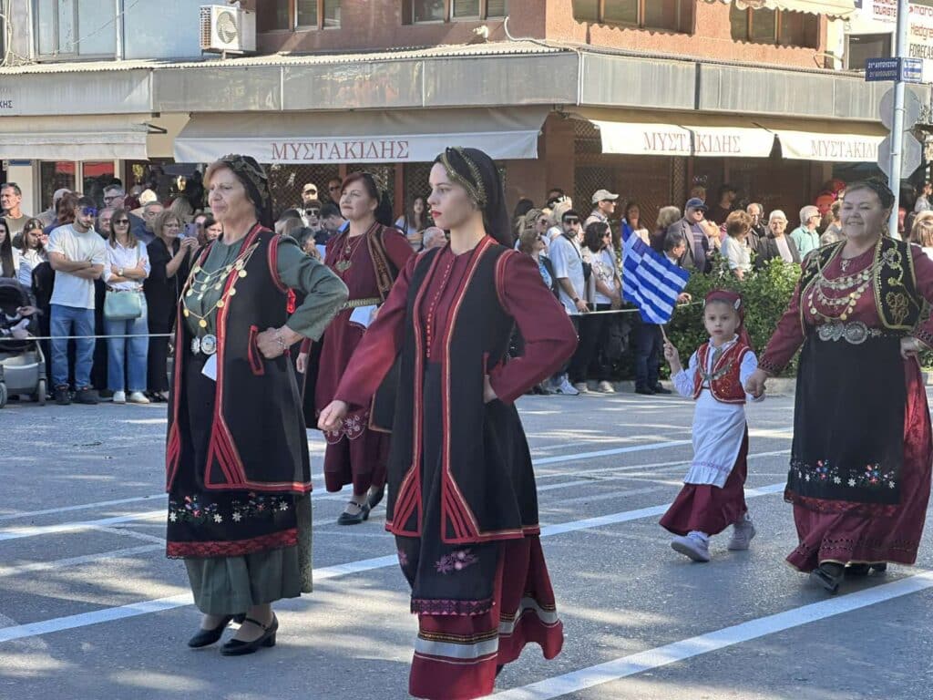 Παρέλαση 28ης Οκτωβρίου στα Τρίκαλα: Υπερηφάνεια, ήλιος και χαμόγελα