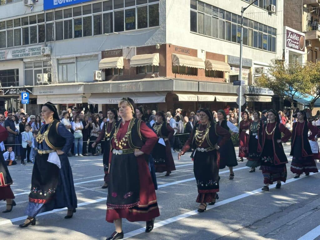 Παρέλαση 28ης Οκτωβρίου στα Τρίκαλα: Υπερηφάνεια, ήλιος και χαμόγελα