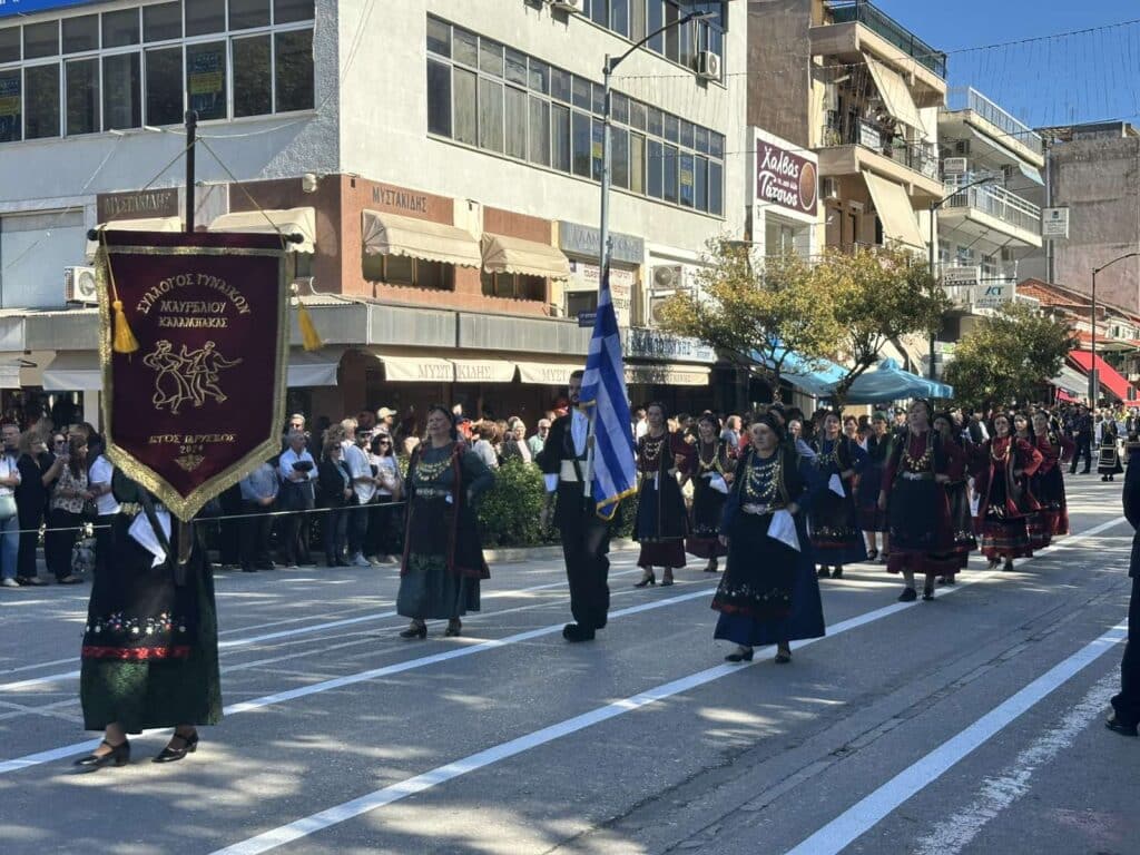 Παρέλαση 28ης Οκτωβρίου στα Τρίκαλα: Υπερηφάνεια, ήλιος και χαμόγελα