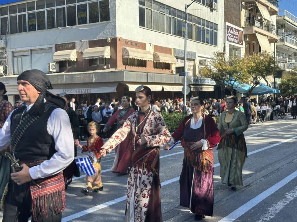 Παρέλαση 28ης Οκτωβρίου στα Τρίκαλα: Υπερηφάνεια, ήλιος και χαμόγελα