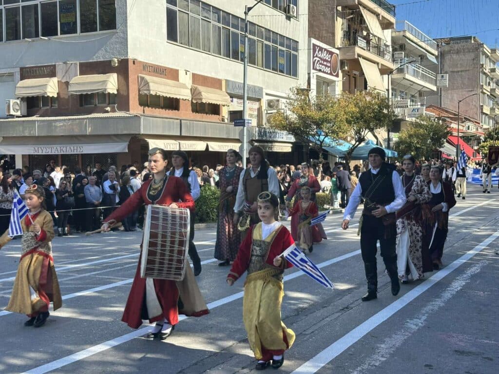 Παρέλαση 28ης Οκτωβρίου στα Τρίκαλα: Υπερηφάνεια, ήλιος και χαμόγελα