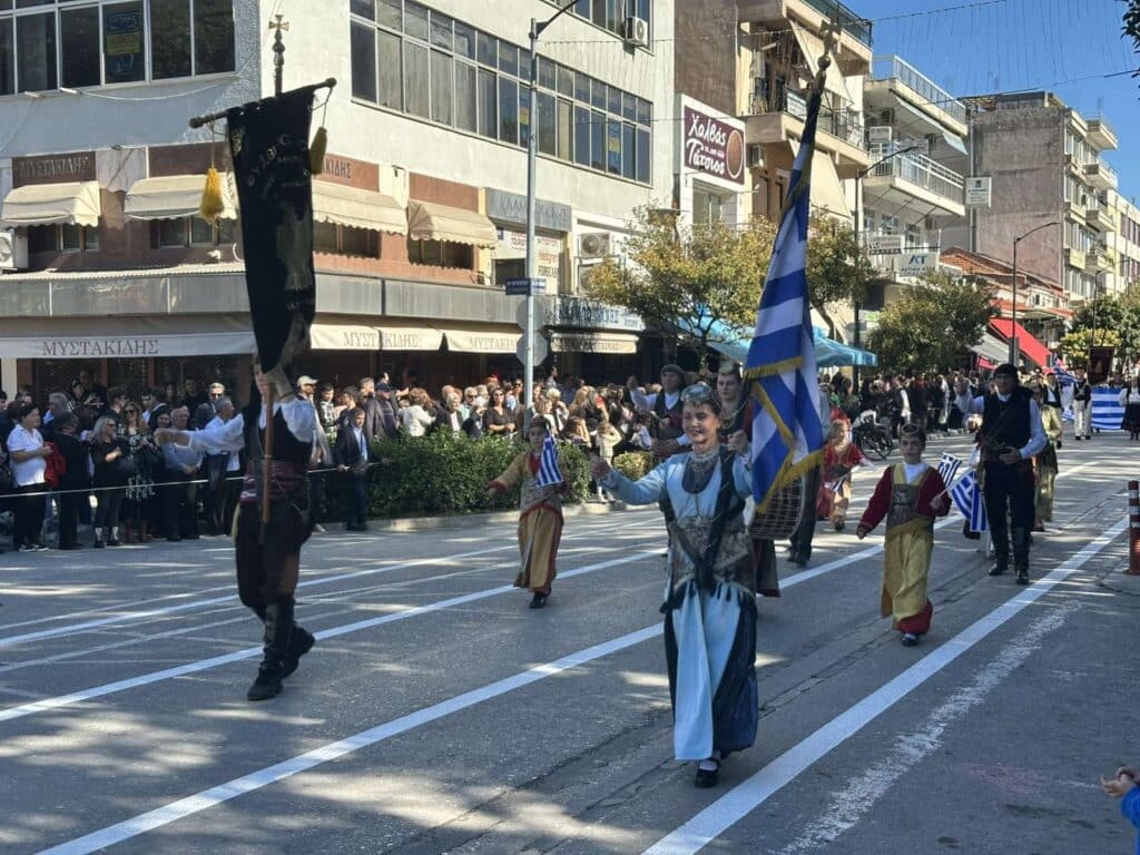 Παρέλαση 28ης Οκτωβρίου στα Τρίκαλα: Υπερηφάνεια, ήλιος και χαμόγελα