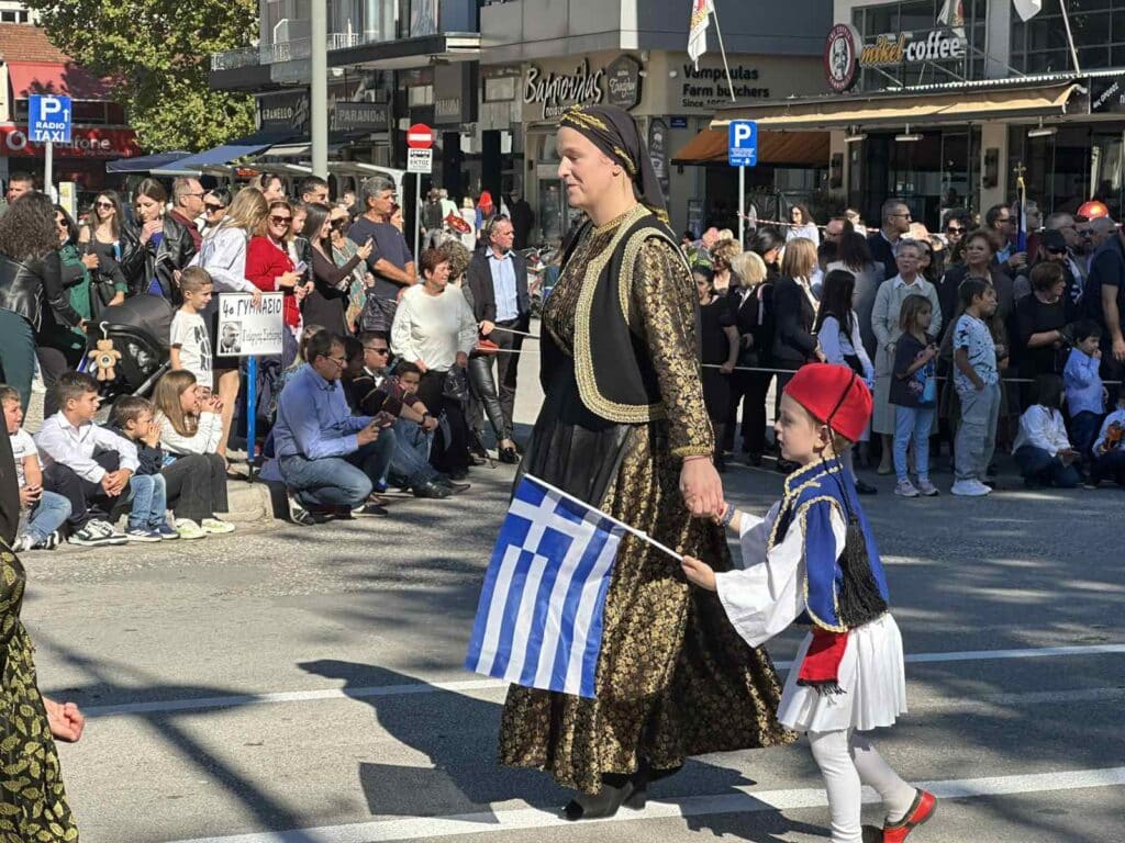 Παρέλαση 28ης Οκτωβρίου στα Τρίκαλα: Υπερηφάνεια, ήλιος και χαμόγελα
