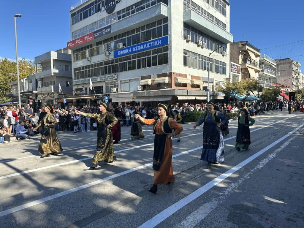 Παρέλαση 28ης Οκτωβρίου στα Τρίκαλα: Υπερηφάνεια, ήλιος και χαμόγελα