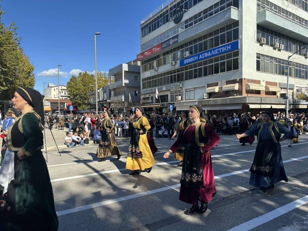 Παρέλαση 28ης Οκτωβρίου στα Τρίκαλα: Υπερηφάνεια, ήλιος και χαμόγελα