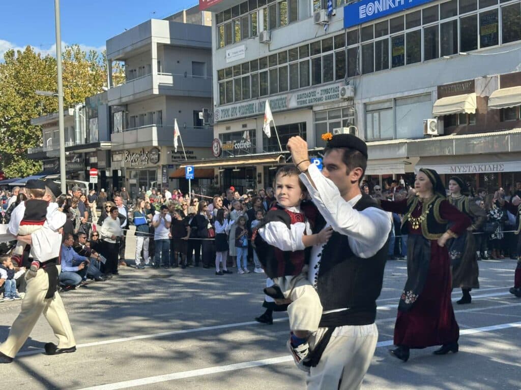 Παρέλαση 28ης Οκτωβρίου στα Τρίκαλα: Υπερηφάνεια, ήλιος και χαμόγελα