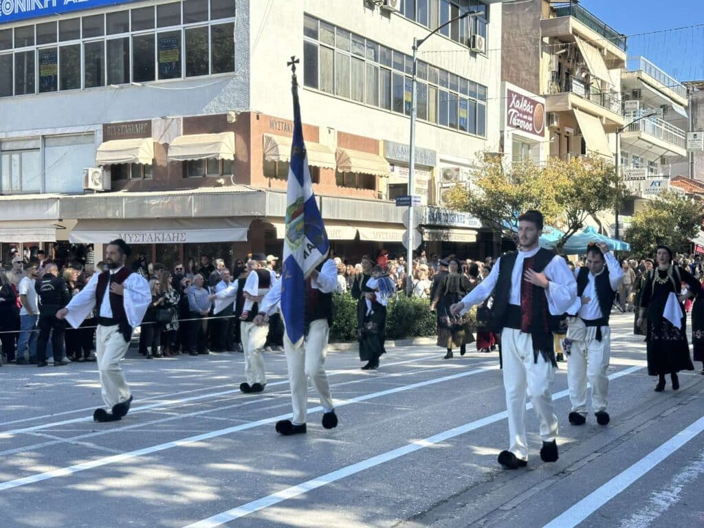 Παρέλαση 28ης Οκτωβρίου στα Τρίκαλα: Υπερηφάνεια, ήλιος και χαμόγελα