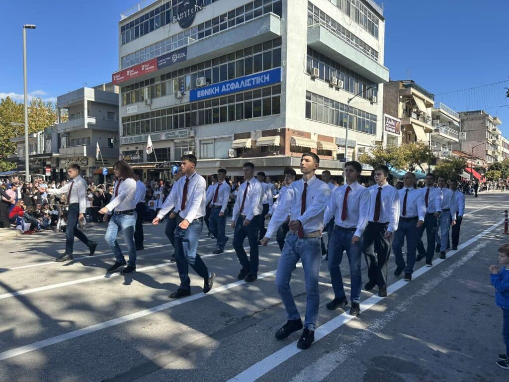 Παρέλαση 28ης Οκτωβρίου στα Τρίκαλα: Υπερηφάνεια, ήλιος και χαμόγελα