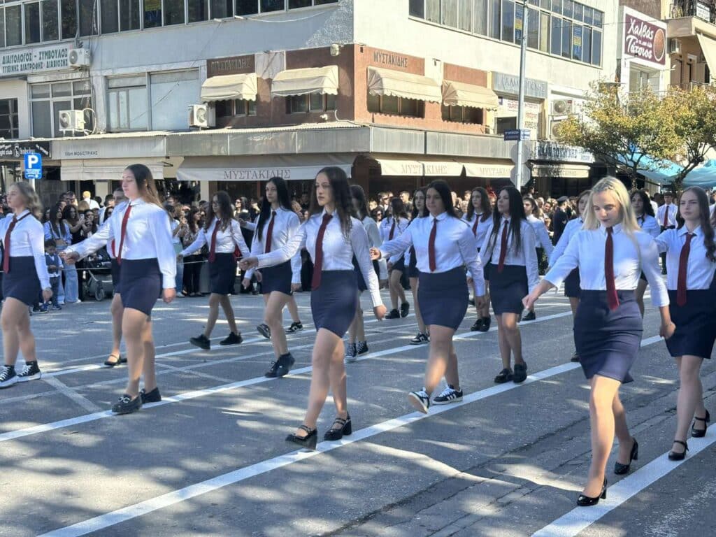 Παρέλαση 28ης Οκτωβρίου στα Τρίκαλα: Υπερηφάνεια, ήλιος και χαμόγελα