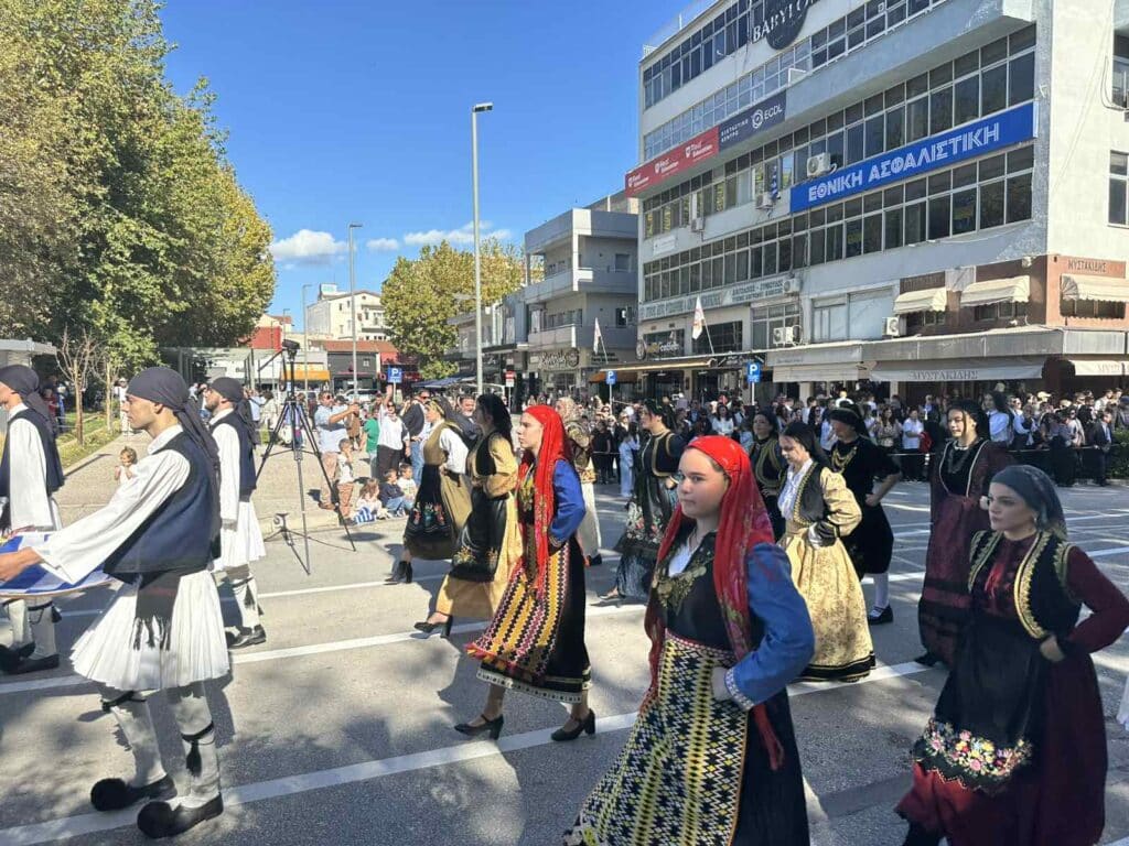 Παρέλαση 28ης Οκτωβρίου στα Τρίκαλα: Υπερηφάνεια, ήλιος και χαμόγελα