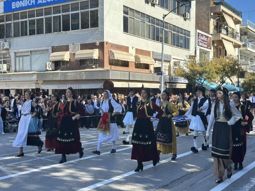 Παρέλαση 28ης Οκτωβρίου στα Τρίκαλα: Υπερηφάνεια, ήλιος και χαμόγελα
