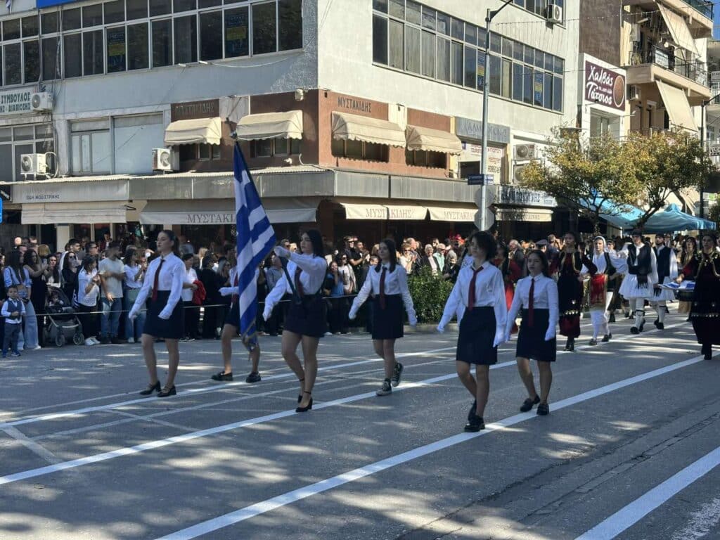 Παρέλαση 28ης Οκτωβρίου στα Τρίκαλα: Υπερηφάνεια, ήλιος και χαμόγελα