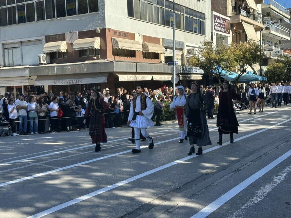 Παρέλαση 28ης Οκτωβρίου στα Τρίκαλα: Υπερηφάνεια, ήλιος και χαμόγελα