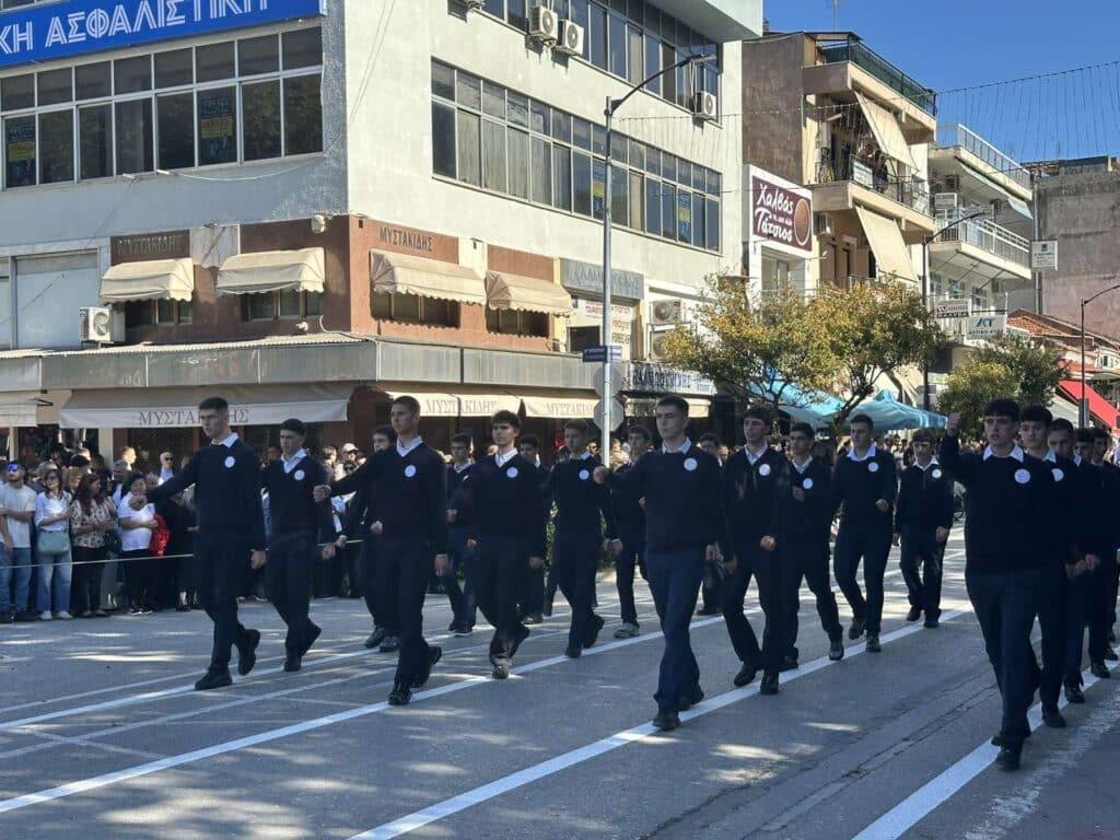 Παρέλαση 28ης Οκτωβρίου στα Τρίκαλα: Υπερηφάνεια, ήλιος και χαμόγελα