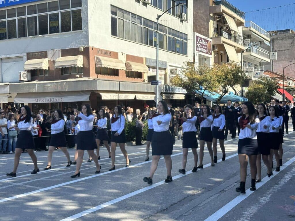 Παρέλαση 28ης Οκτωβρίου στα Τρίκαλα: Υπερηφάνεια, ήλιος και χαμόγελα