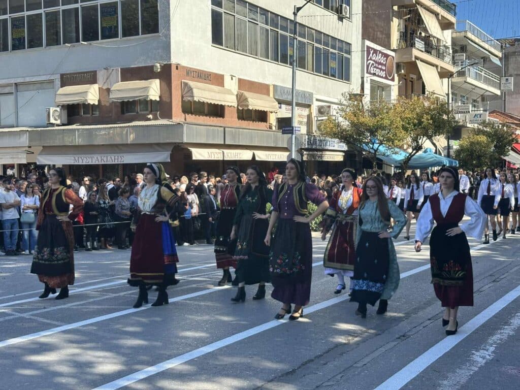 Παρέλαση 28ης Οκτωβρίου στα Τρίκαλα: Υπερηφάνεια, ήλιος και χαμόγελα
