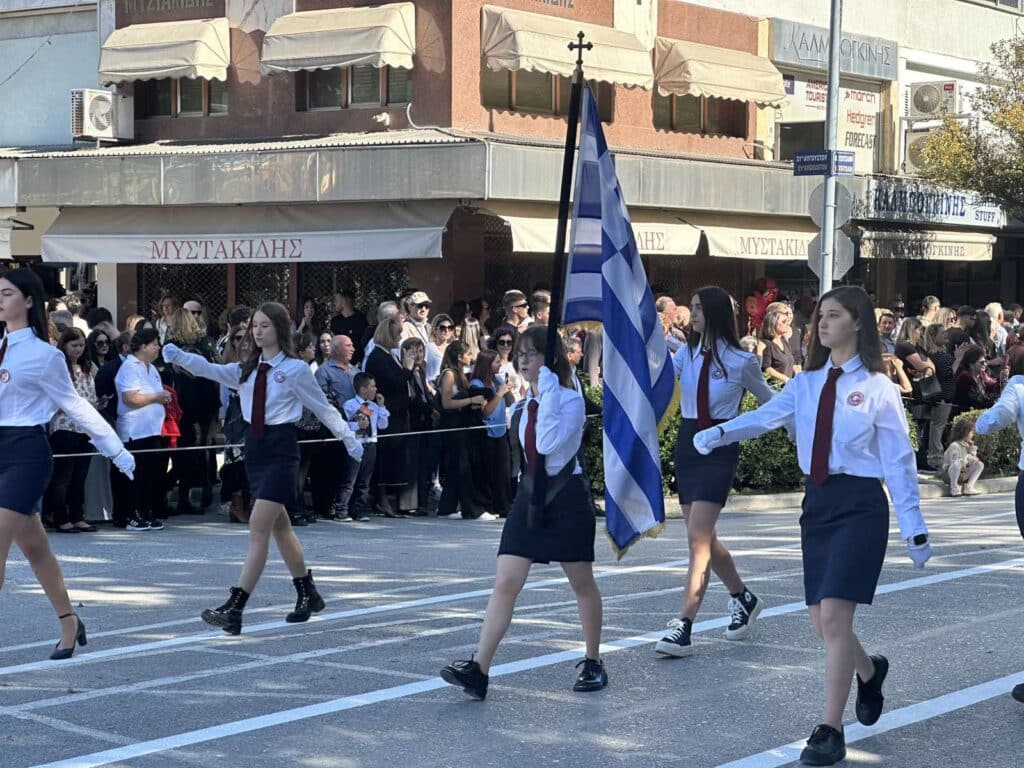 Παρέλαση 28ης Οκτωβρίου στα Τρίκαλα: Υπερηφάνεια, ήλιος και χαμόγελα