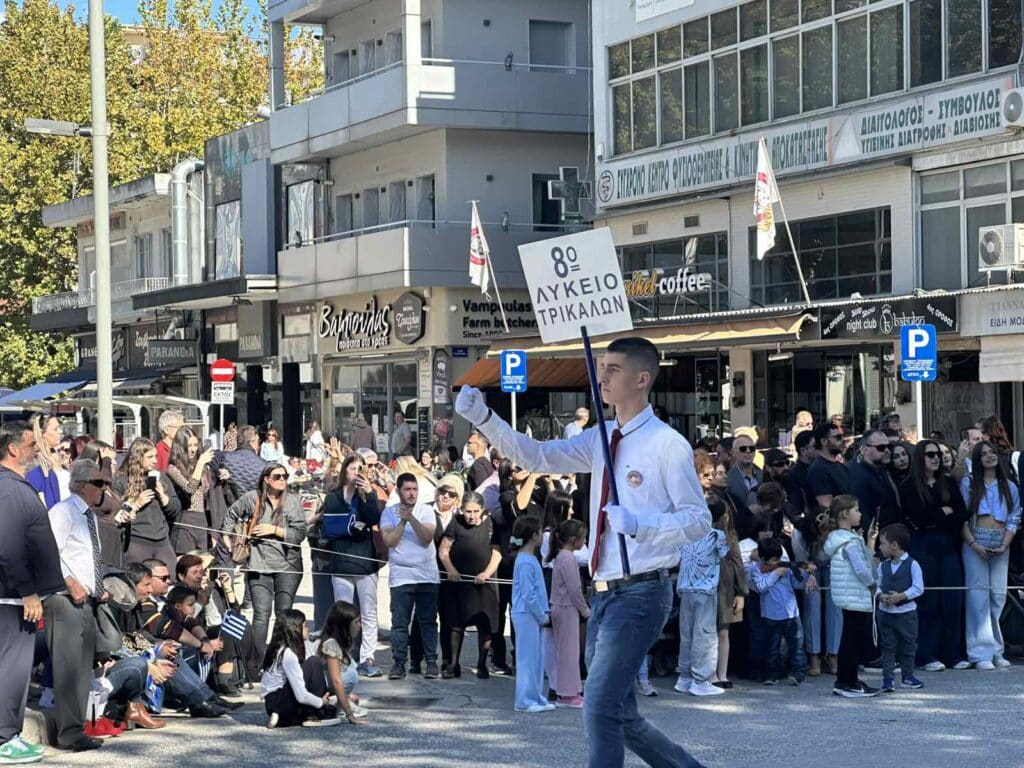 Παρέλαση 28ης Οκτωβρίου στα Τρίκαλα: Υπερηφάνεια, ήλιος και χαμόγελα