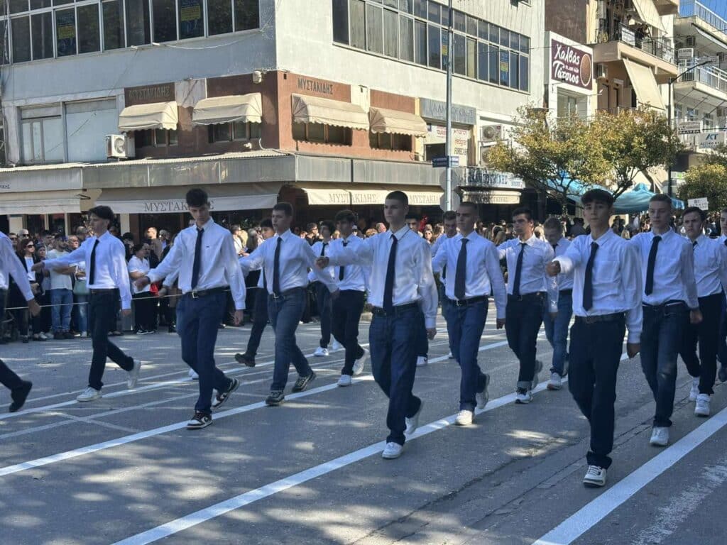 Παρέλαση 28ης Οκτωβρίου στα Τρίκαλα: Υπερηφάνεια, ήλιος και χαμόγελα