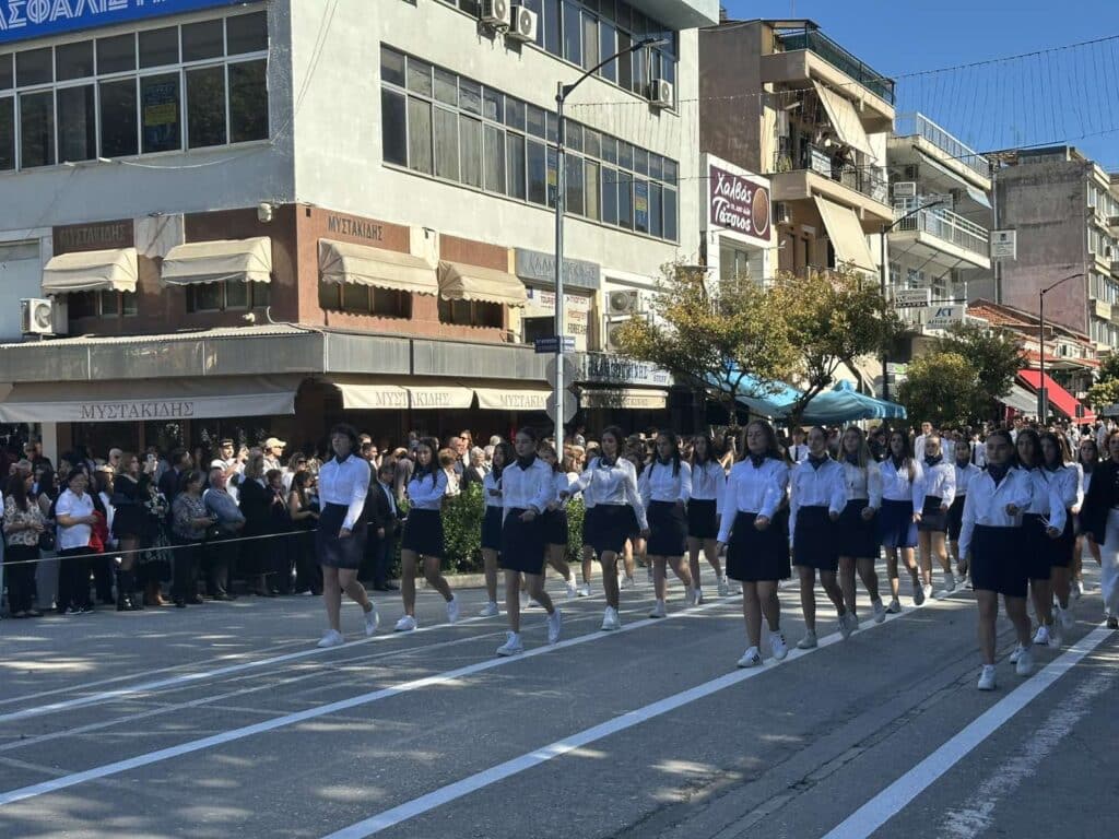 Παρέλαση 28ης Οκτωβρίου στα Τρίκαλα: Υπερηφάνεια, ήλιος και χαμόγελα