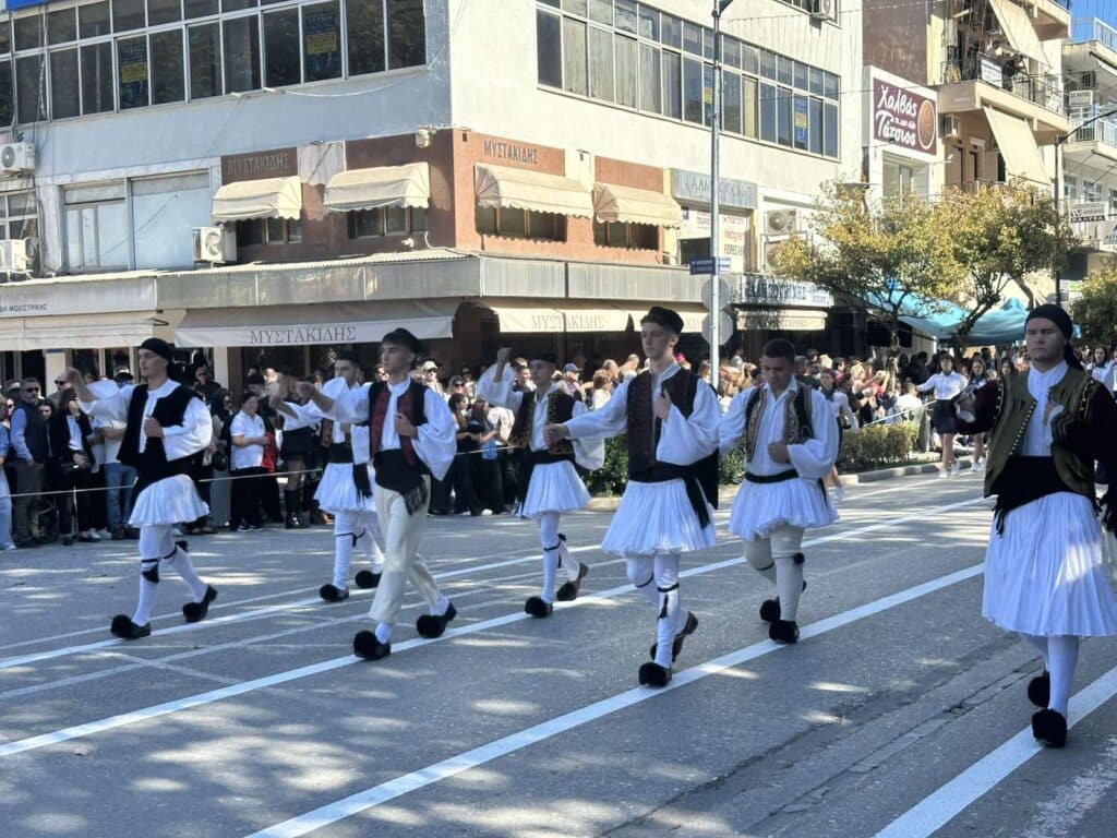 Παρέλαση 28ης Οκτωβρίου στα Τρίκαλα: Υπερηφάνεια, ήλιος και χαμόγελα