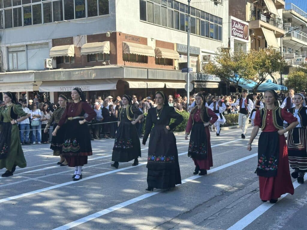 Παρέλαση 28ης Οκτωβρίου στα Τρίκαλα: Υπερηφάνεια, ήλιος και χαμόγελα