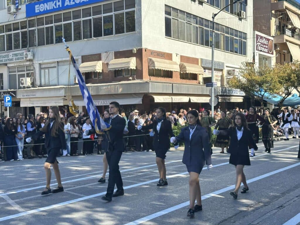 Παρέλαση 28ης Οκτωβρίου στα Τρίκαλα: Υπερηφάνεια, ήλιος και χαμόγελα