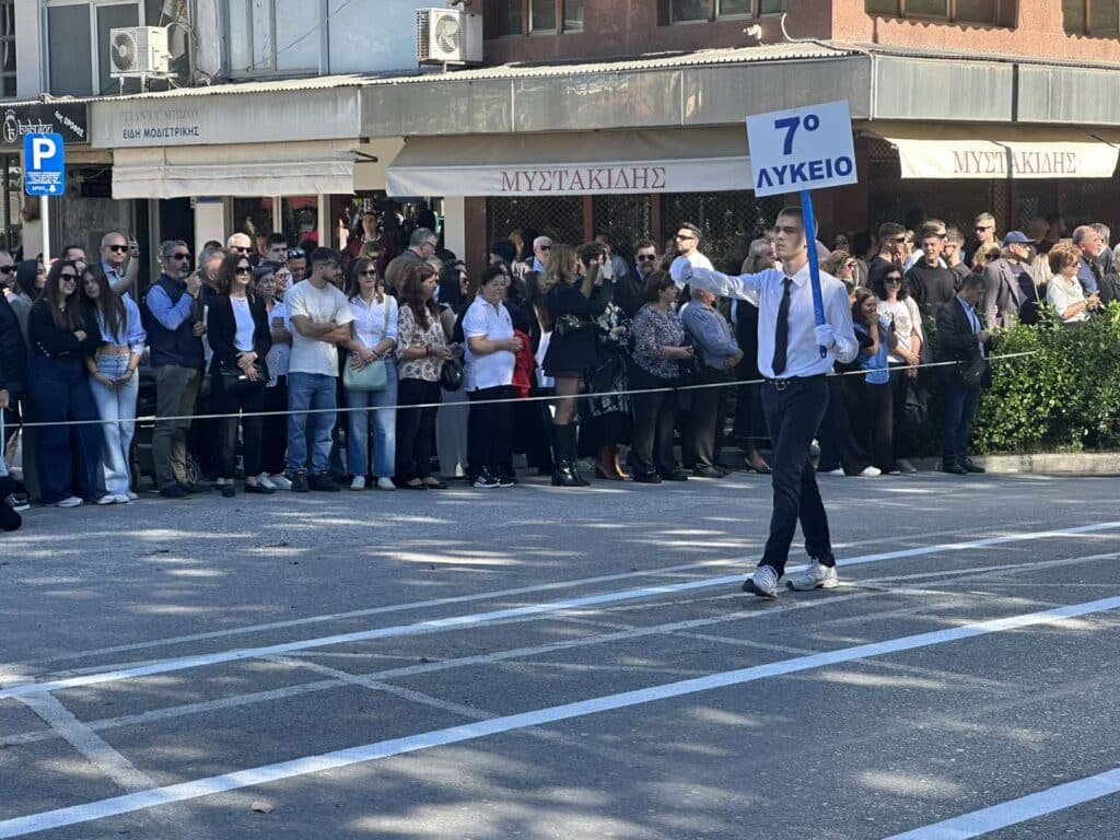 Παρέλαση 28ης Οκτωβρίου στα Τρίκαλα: Υπερηφάνεια, ήλιος και χαμόγελα