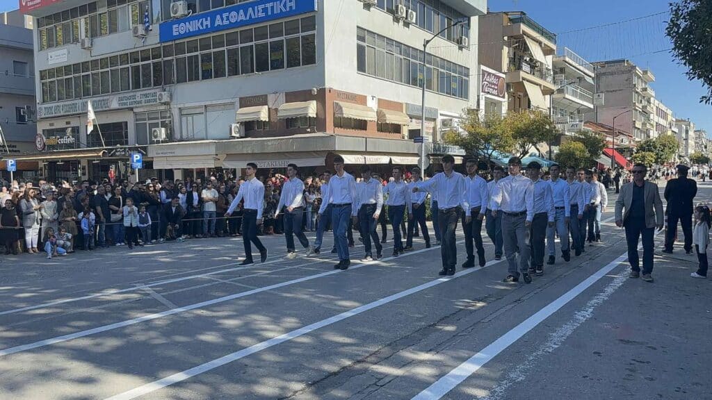 Παρέλαση 28ης Οκτωβρίου στα Τρίκαλα: Υπερηφάνεια, ήλιος και χαμόγελα
