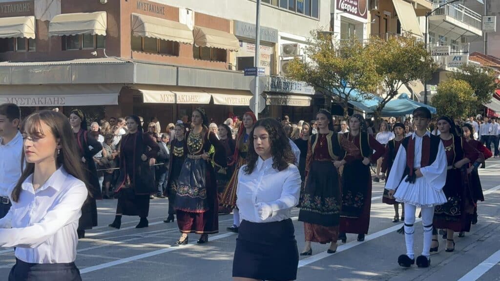 Παρέλαση 28ης Οκτωβρίου στα Τρίκαλα: Υπερηφάνεια, ήλιος και χαμόγελα