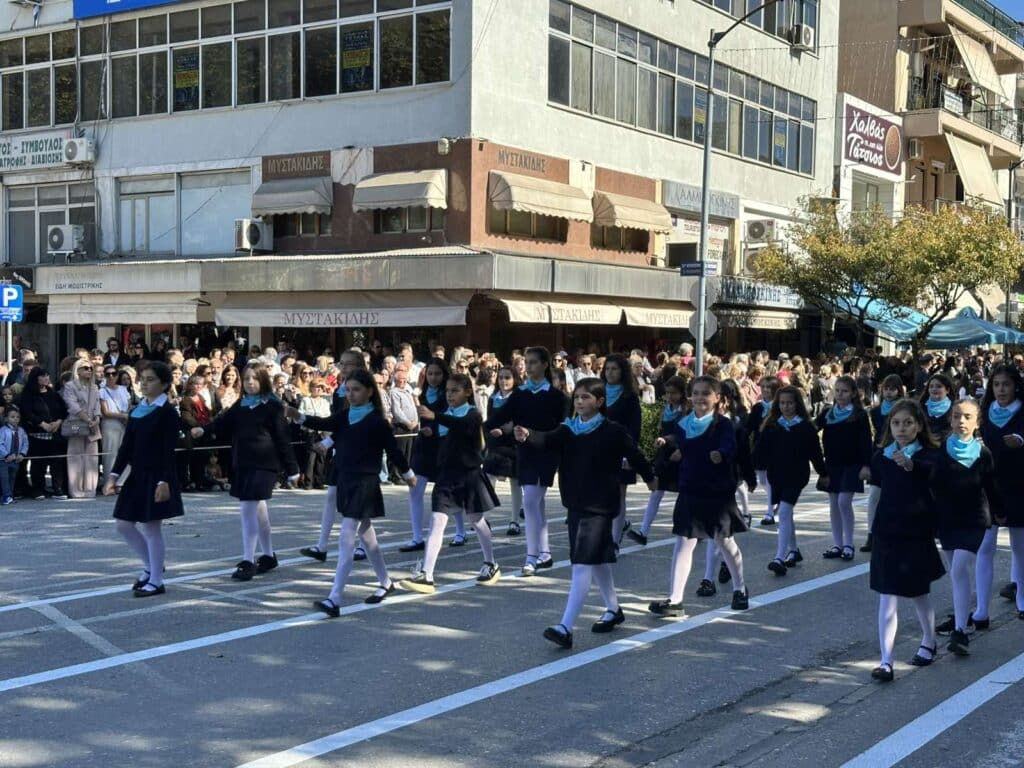 Παρέλαση 28ης Οκτωβρίου στα Τρίκαλα: Υπερηφάνεια, ήλιος και χαμόγελα