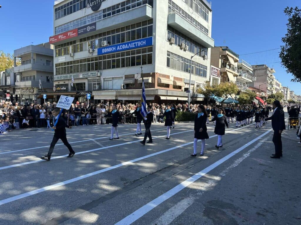 Παρέλαση 28ης Οκτωβρίου στα Τρίκαλα: Υπερηφάνεια, ήλιος και χαμόγελα