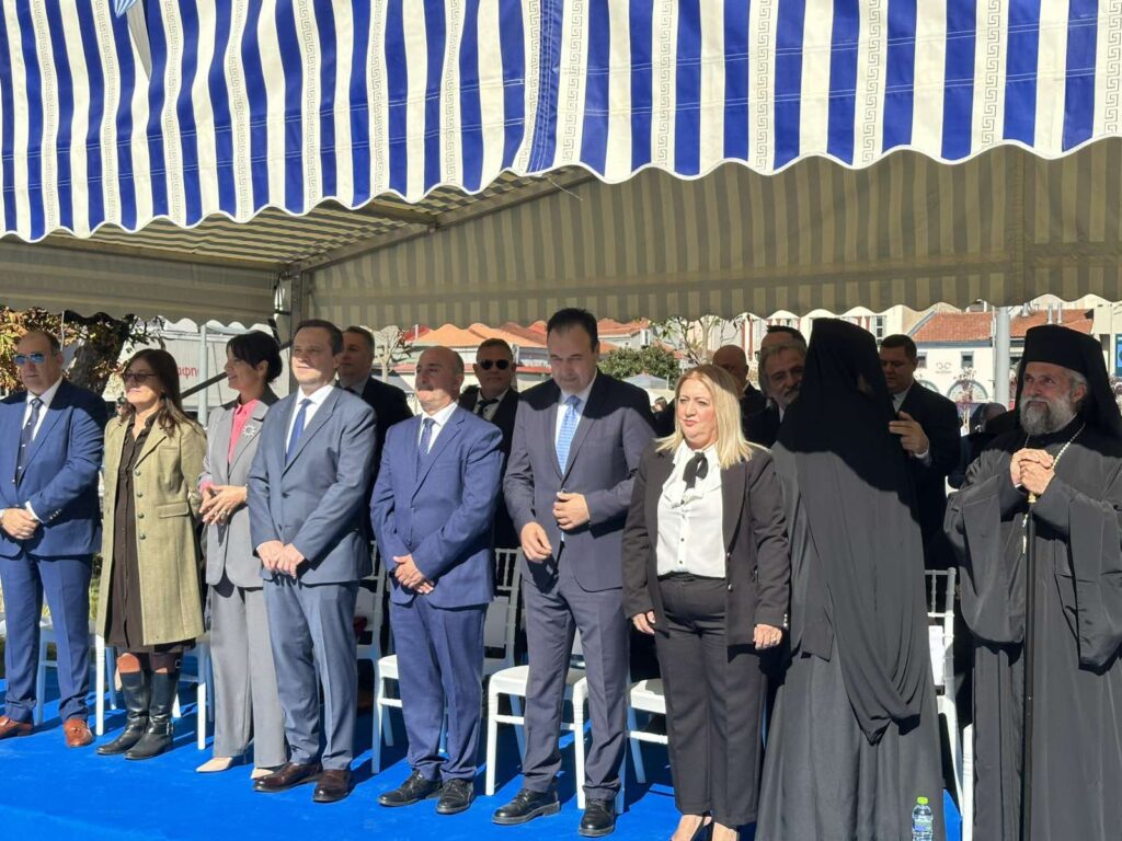 Παρέλαση 28ης Οκτωβρίου στα Τρίκαλα: Υπερηφάνεια, ήλιος και χαμόγελα