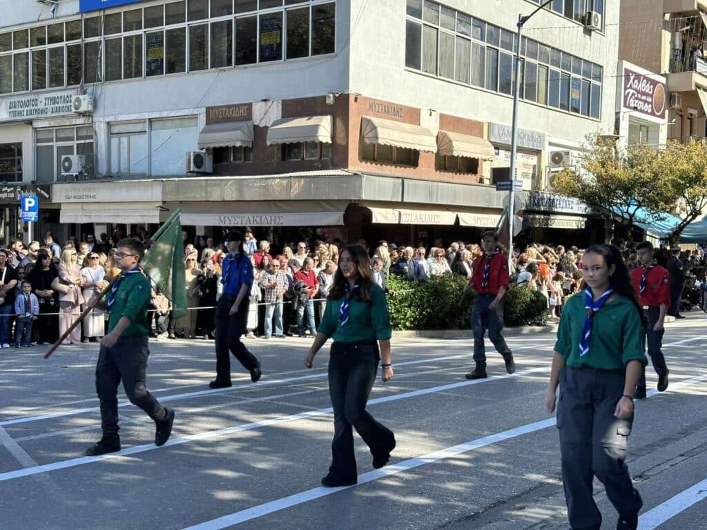 Παρέλαση 28ης Οκτωβρίου στα Τρίκαλα: Υπερηφάνεια, ήλιος και χαμόγελα
