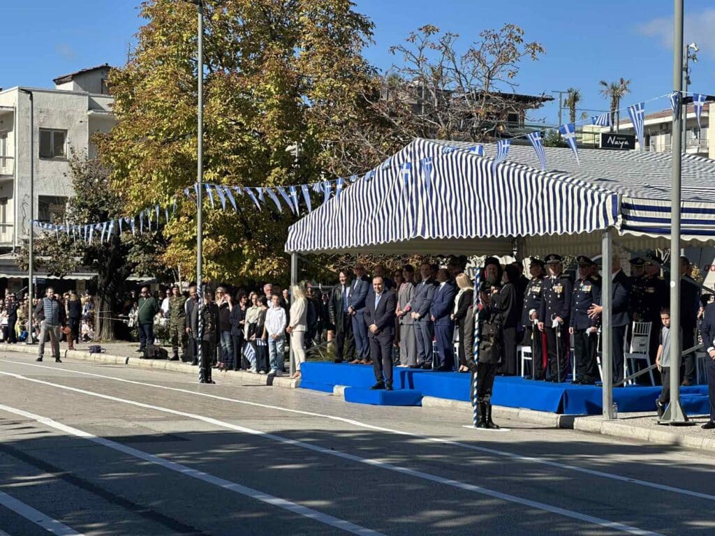 Παρέλαση 28ης Οκτωβρίου στα Τρίκαλα: Υπερηφάνεια, ήλιος και χαμόγελα