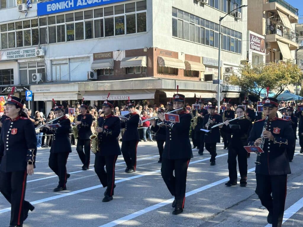 Παρέλαση 28ης Οκτωβρίου στα Τρίκαλα: Υπερηφάνεια, ήλιος και χαμόγελα