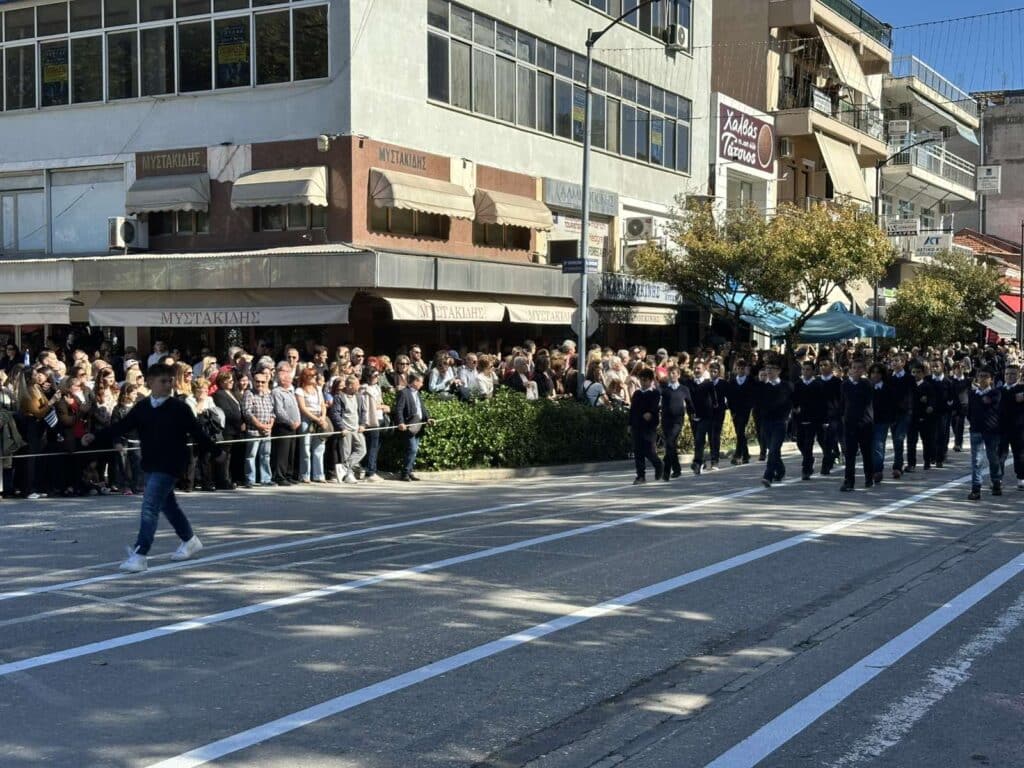 Παρέλαση 28ης Οκτωβρίου στα Τρίκαλα: Υπερηφάνεια, ήλιος και χαμόγελα