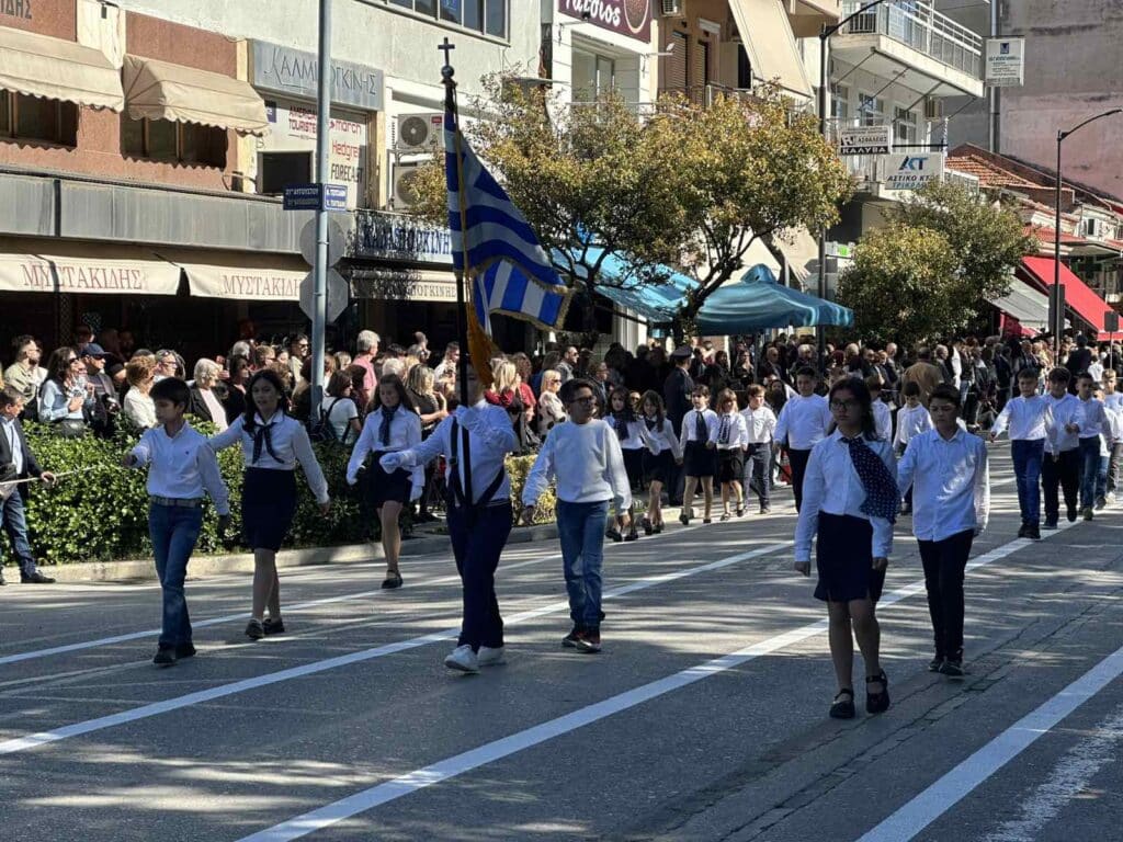 Παρέλαση 28ης Οκτωβρίου στα Τρίκαλα: Υπερηφάνεια, ήλιος και χαμόγελα