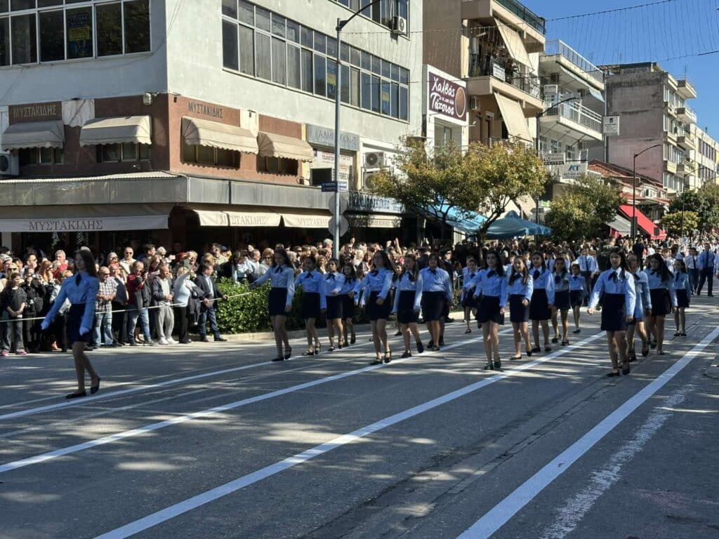 Παρέλαση 28ης Οκτωβρίου στα Τρίκαλα: Υπερηφάνεια, ήλιος και χαμόγελα