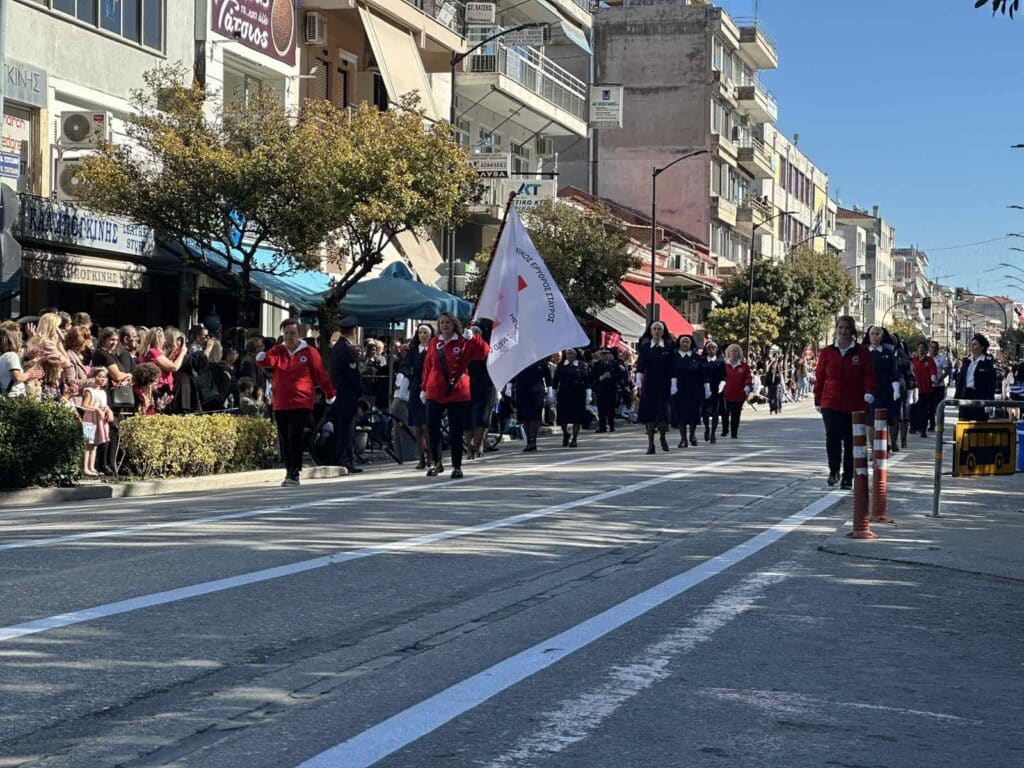 Παρέλαση 28ης Οκτωβρίου στα Τρίκαλα: Υπερηφάνεια, ήλιος και χαμόγελα