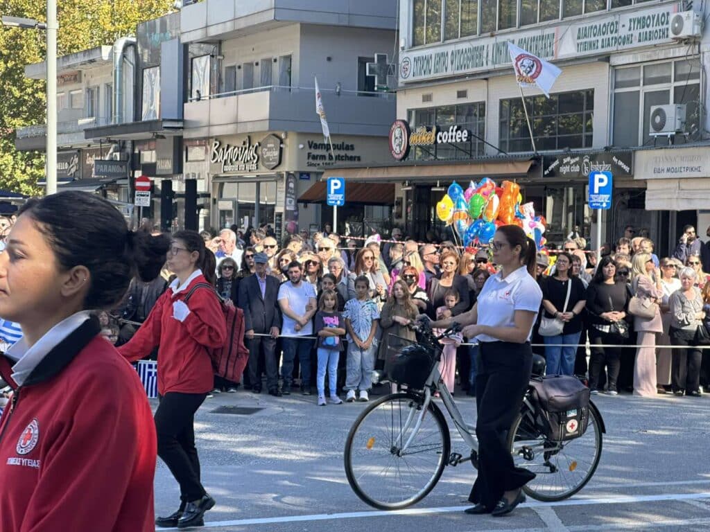 Παρέλαση 28ης Οκτωβρίου στα Τρίκαλα: Υπερηφάνεια, ήλιος και χαμόγελα