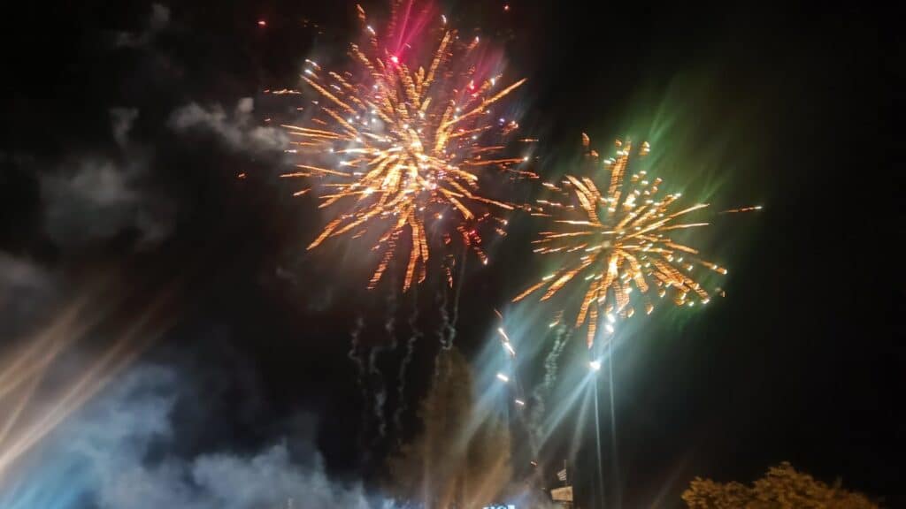 Τρίκαλα: Φωταγωγήθηκε το ψηλότερο φυσικό χριστουγεννιάτικο δέντρο