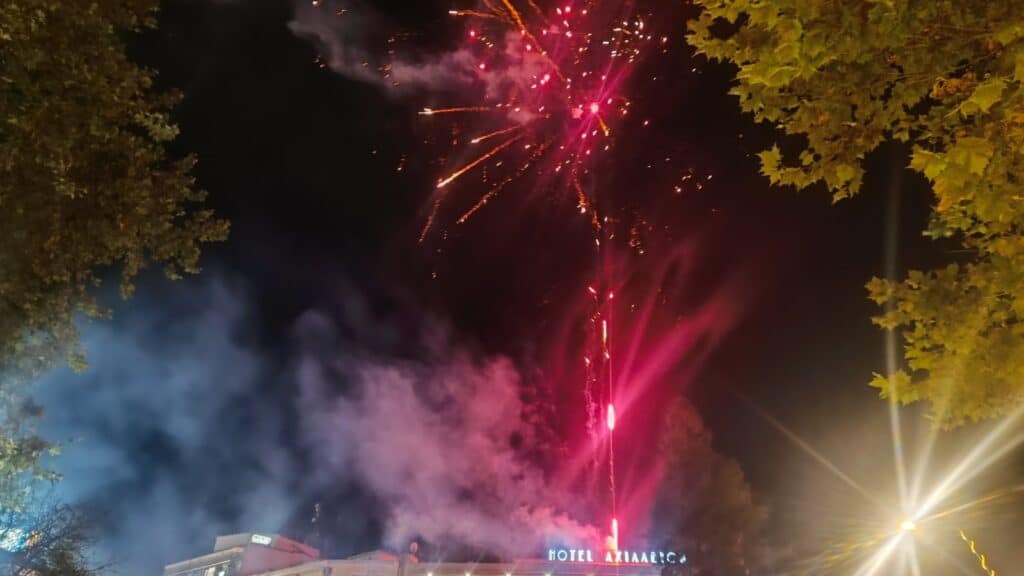 Τρίκαλα: Φωταγωγήθηκε το ψηλότερο φυσικό χριστουγεννιάτικο δέντρο