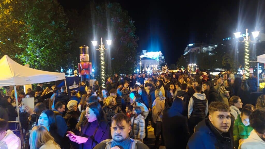 Τρίκαλα: Φωταγωγήθηκε το ψηλότερο φυσικό χριστουγεννιάτικο δέντρο