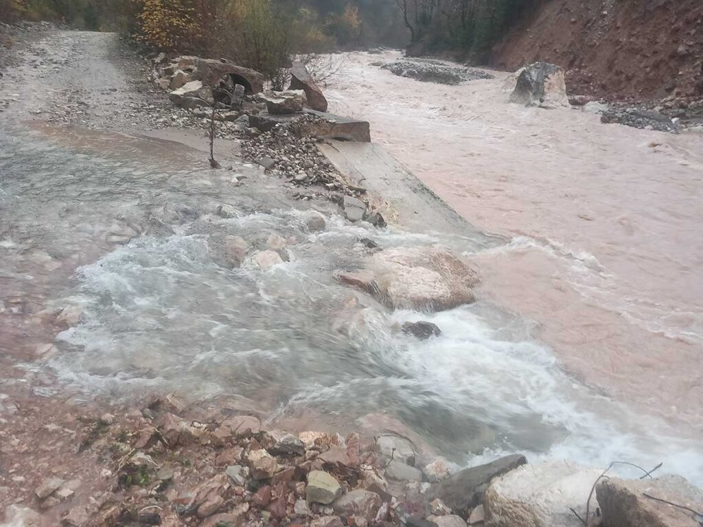 Κατολισθήσεις σε Γαρδίκι και Αθαμανία: Προβλήματα στον δρόμο Δέσης–Γαρδικίου