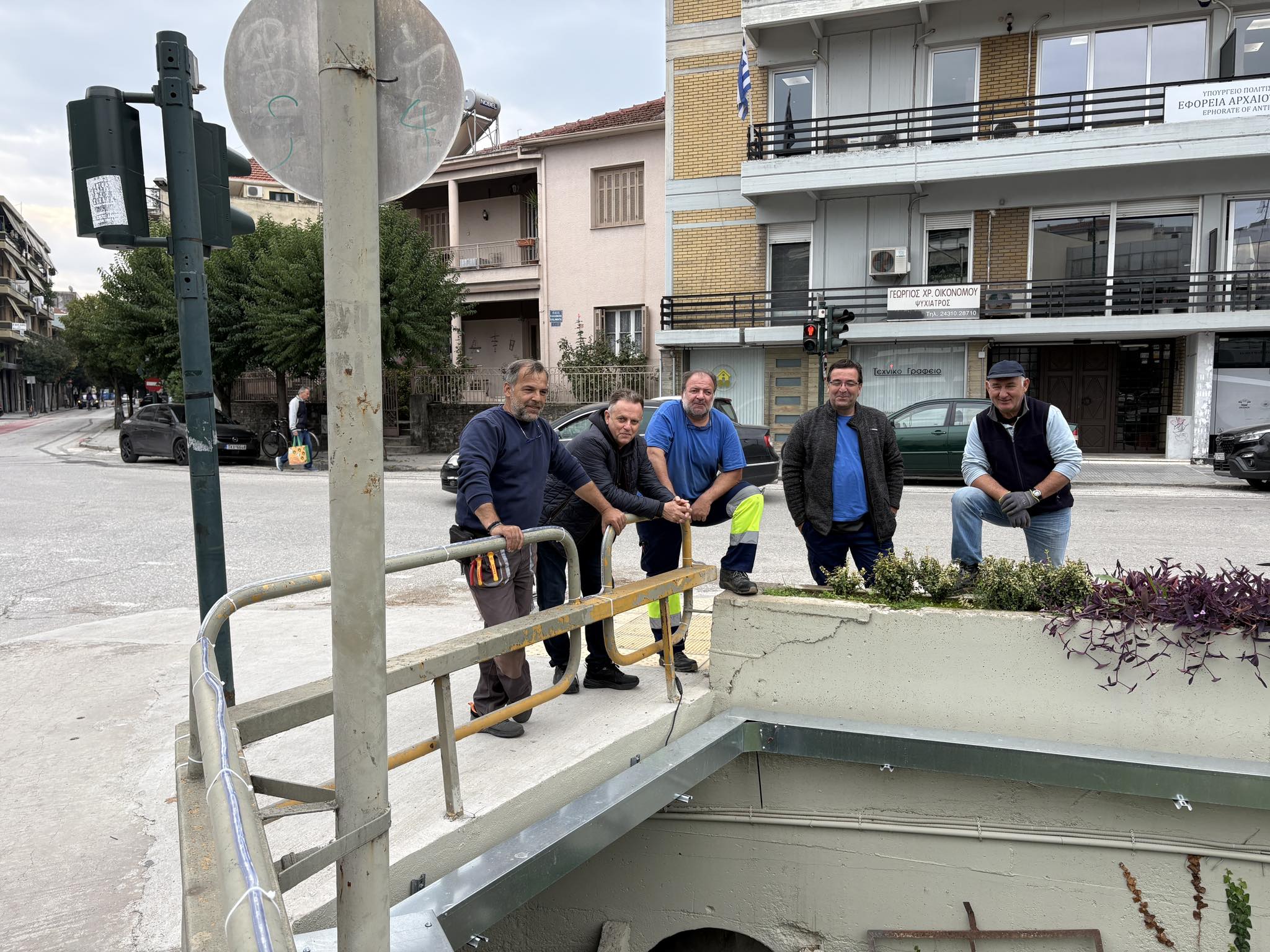 Χρήστος Ζαραμπούκας: Δίπλα στους ηλεκτρολόγους που στολίζουν τα Τρίκαλα