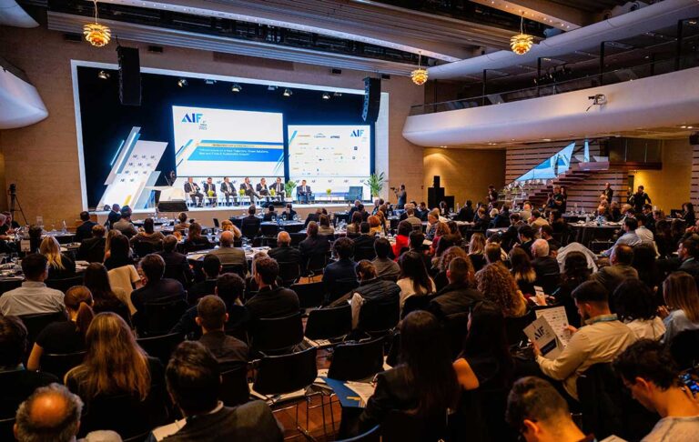 Το 8ο Athens Investment Forum στο Μέγαρο Μουσικής Αθηνών με τη συμμετοχή κυβερνητικών στελεχών και επιχειρηματιών.