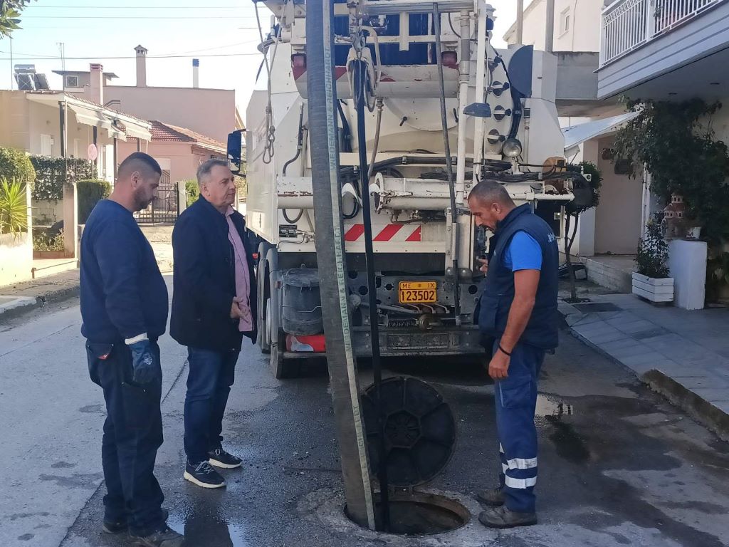 Καθαρισμοί αγωγών ομβρίων από τη ΔΕΥΑΤ σε οκτώ περιοχές των Τρικάλων