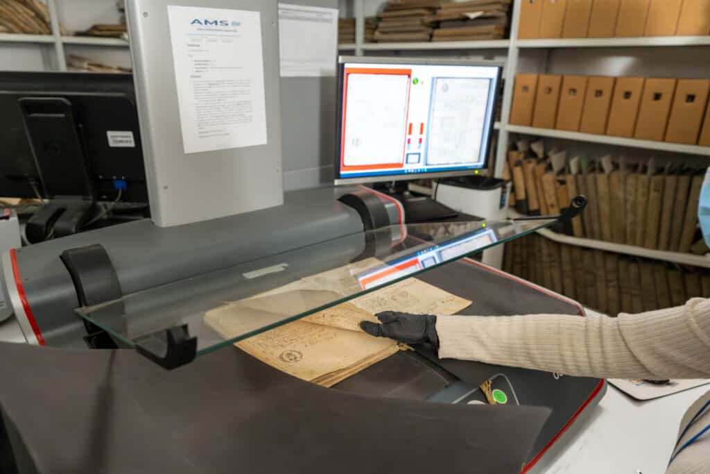 Τέλος στα υπόγεια του Δημοσίου: 1,2 δισ. σελίδες ψηφιοποιούνται